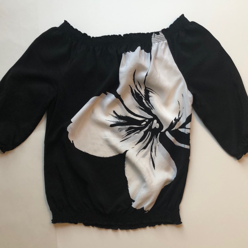 Pre owned White House Black Market Silk Blouse. XS - Picture 4 of 6